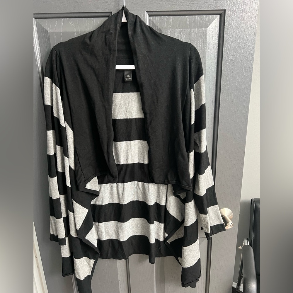 White House | Black Market Black & Gray Cardigan Size: Medium twee style